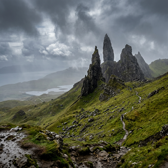 El pico rocoso del Old Man of Storr en la brumosa Isla de Skye